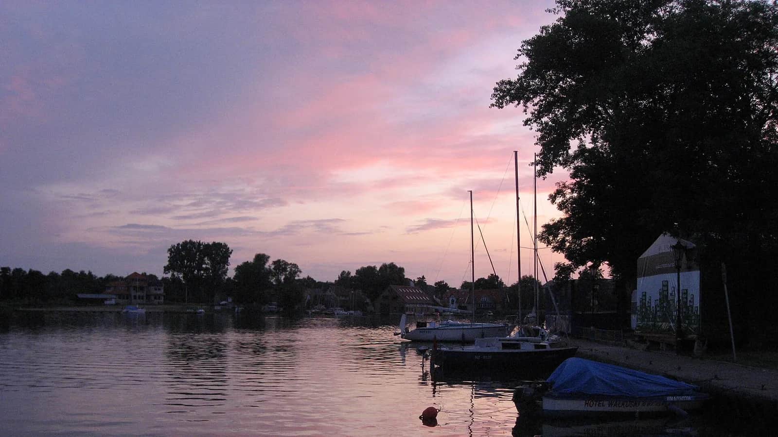 Toilet and water on a charter yacht: how it actually works on the Masurian Lakes