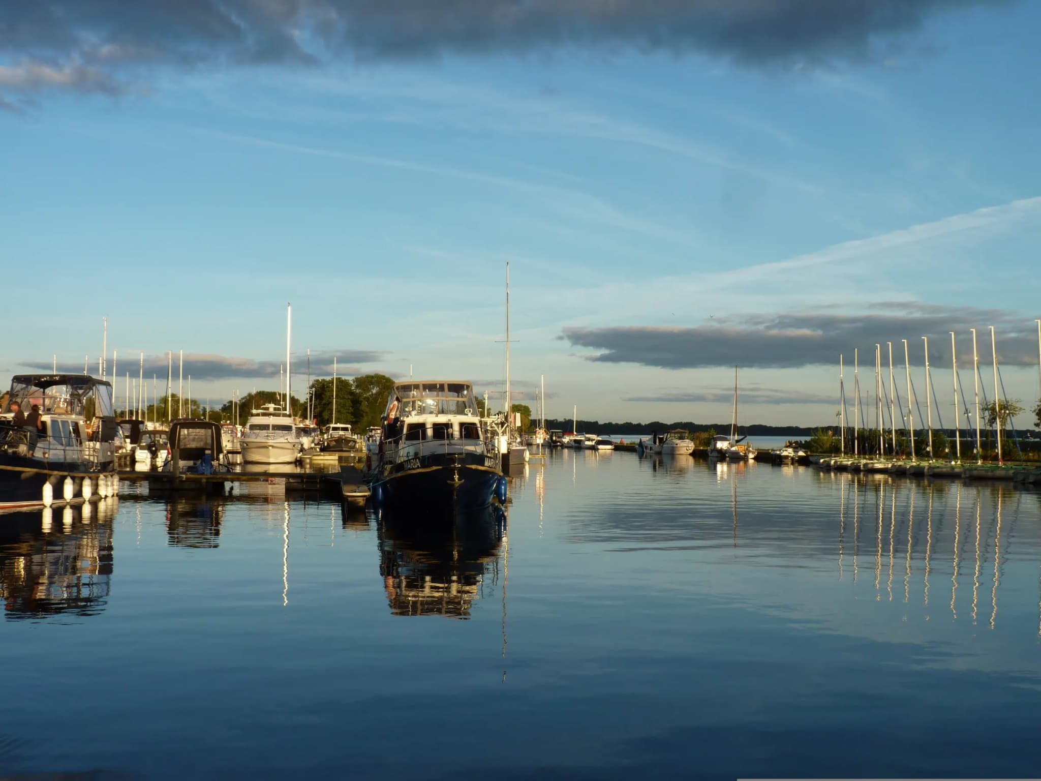 Mazurska marina z różnymi typami jachtów