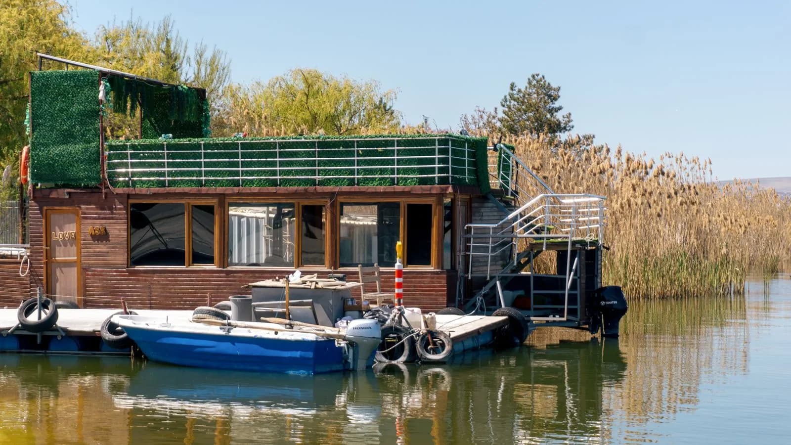 Houseboaty na Mazurach — kompletny przewodnik