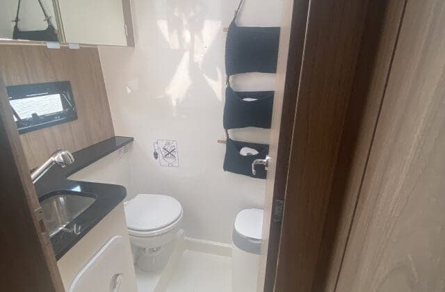 WC lewa kajuta Futura 40 Mikołajki Solano