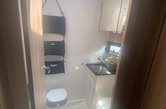 Wc prawa kajuta Futura 40 Mikołajki Sumatra