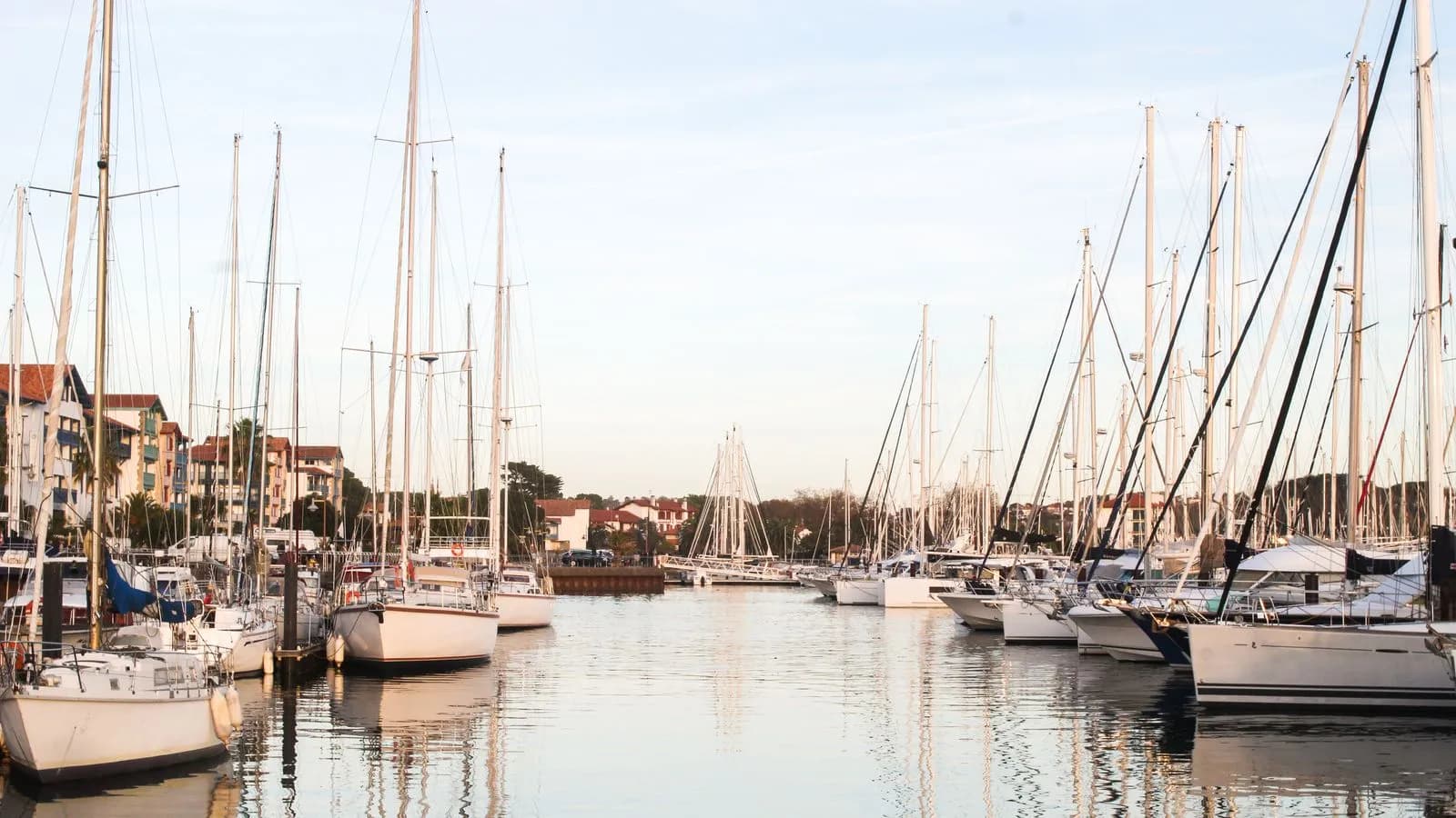 Giżycko — przewodnik po portach i atrakcjach