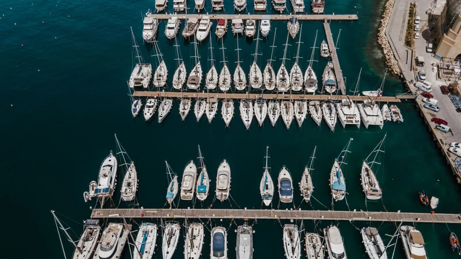 Mikołajki — przewodnik po portach i marinach (ceny, miejsca, udogodnienia 2026)
