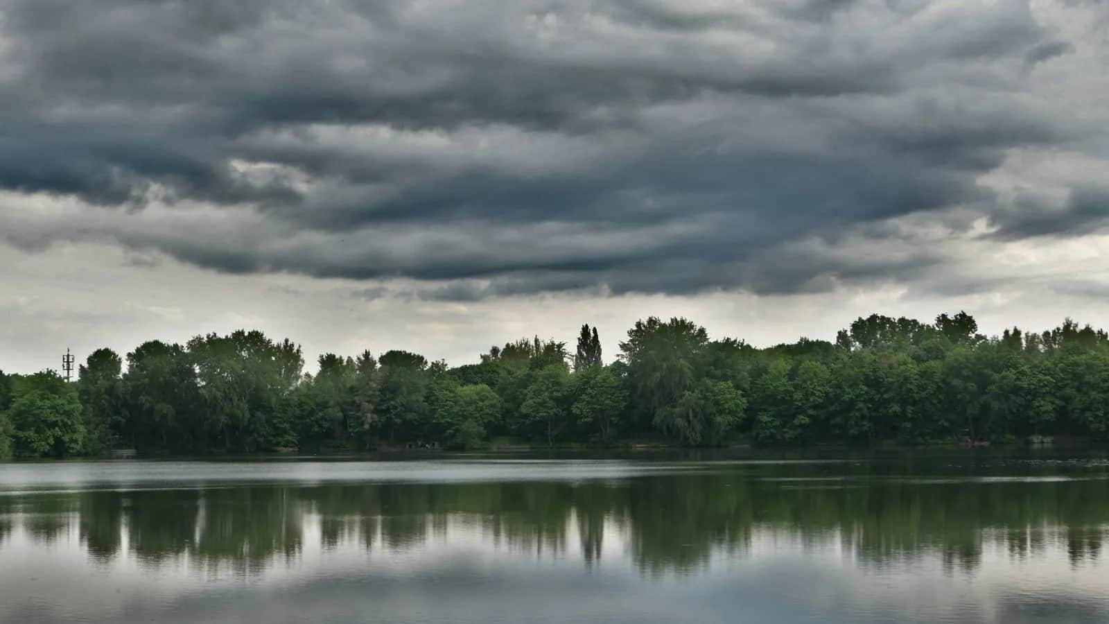 Biały szkwał na Mazurach — czym jest i historia, która zmieniła jeziora