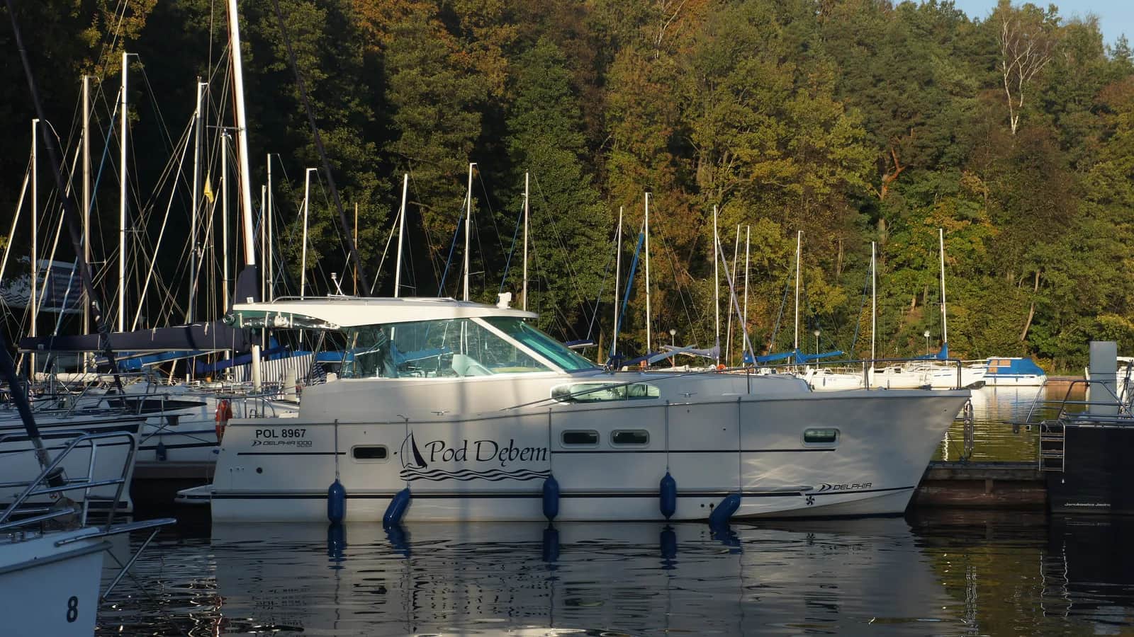 Czym pływać bez patentu na Mazurach — żaglówka, motorówka, houseboat