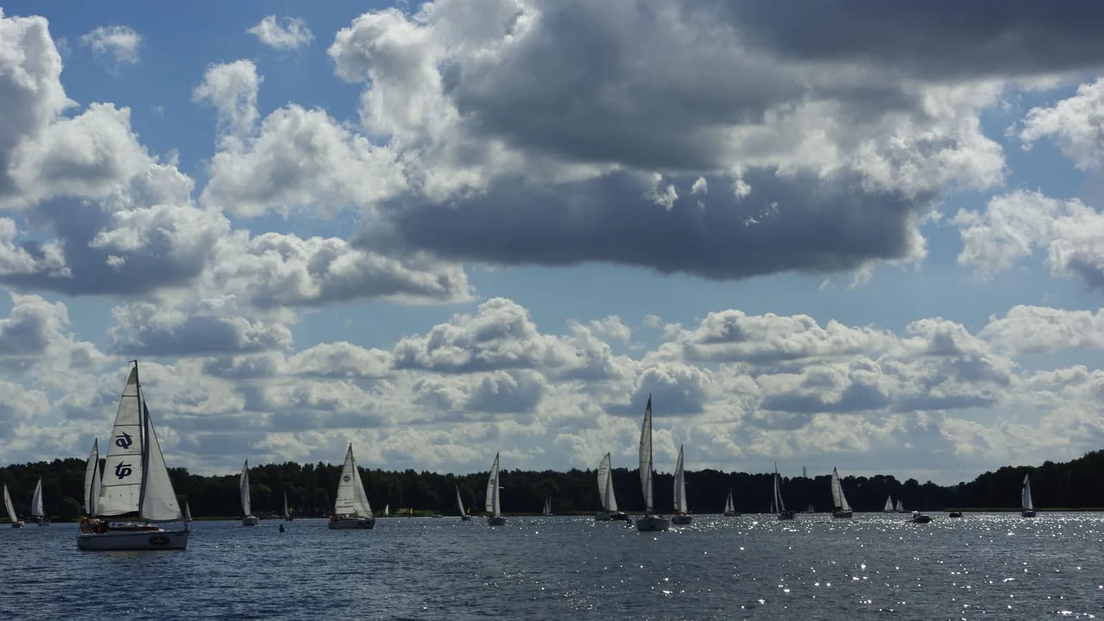 Jezioro Kisajno — przewodnik żeglarski (wyspy, porty, trasy)