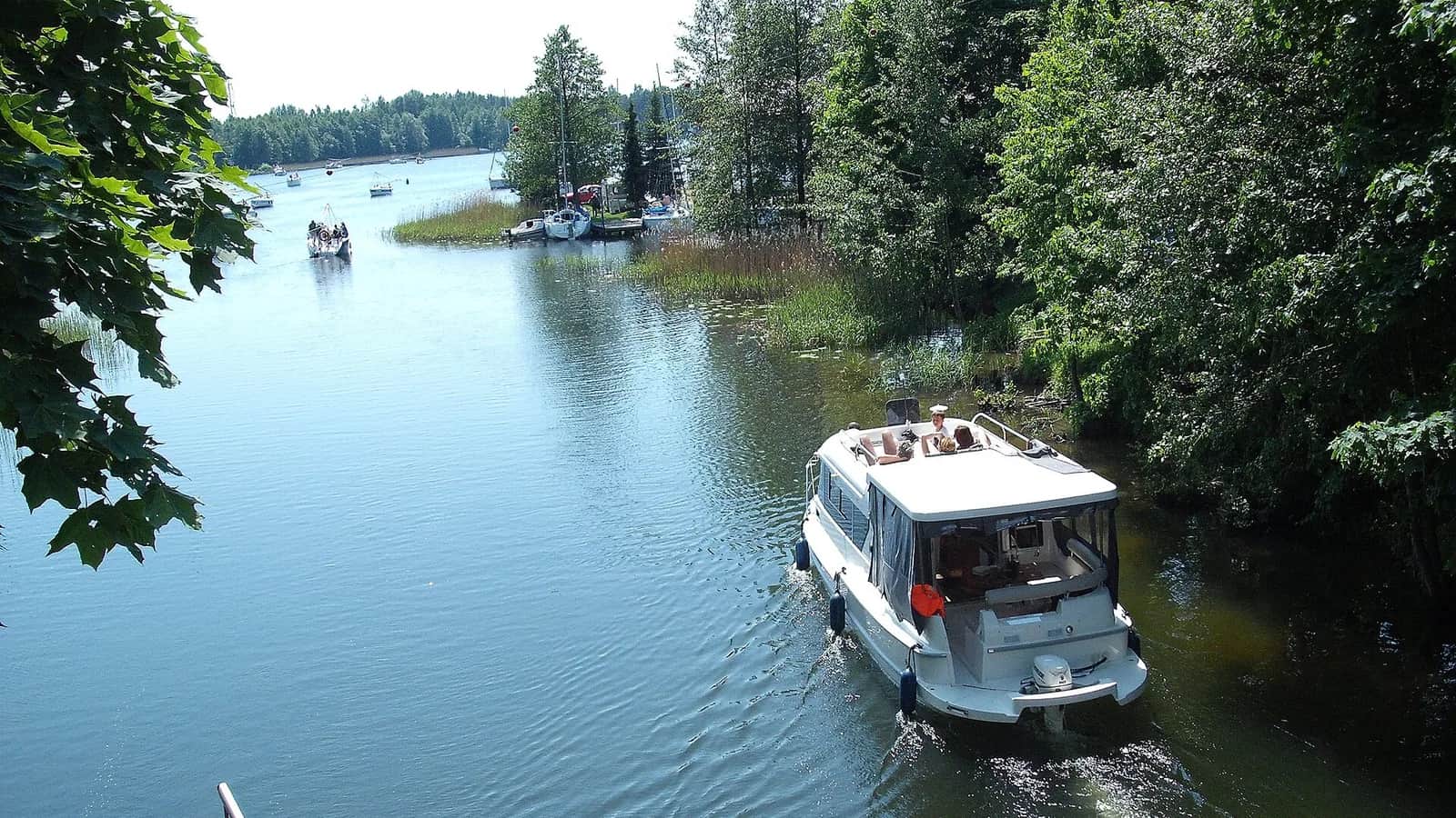 Lake Tajty: a sailing guide and an easy place to start a cruise near Gizycko