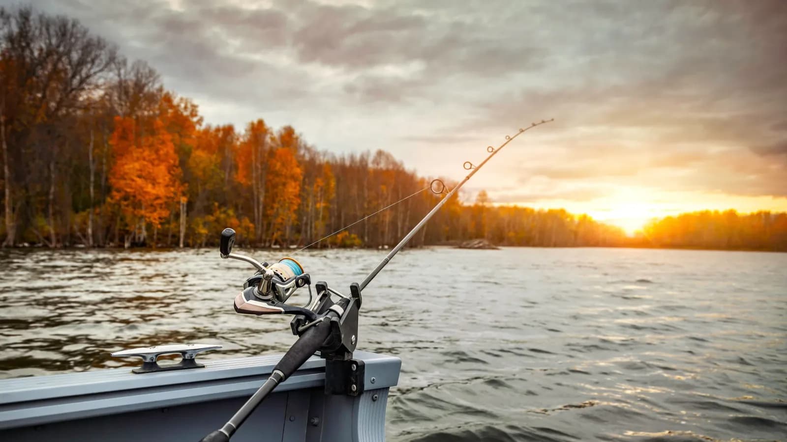 Masuren im Oktober: die letzten Wochen auf dem Wasser und Herbst an Land