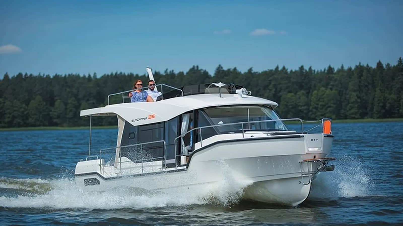 Nautiner 40 oder Sun Camper 35 Flybridge? Zwei große Hausboote ohne Führerschein