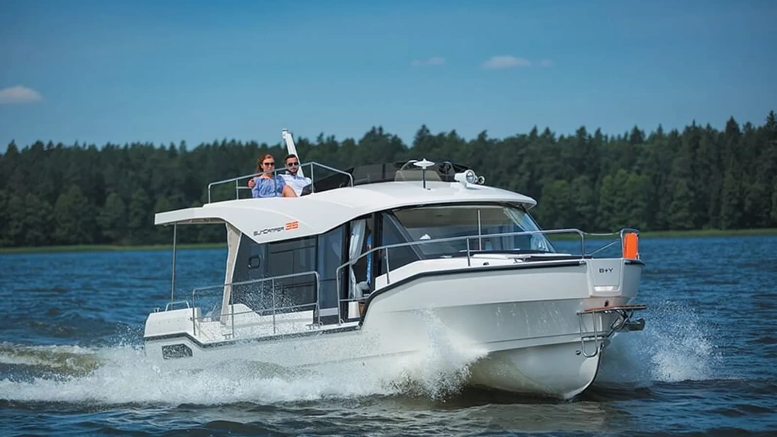 Nautiner 40 czy Sun Camper 35 Flybridge? Dwa duże houseboaty bez patentu