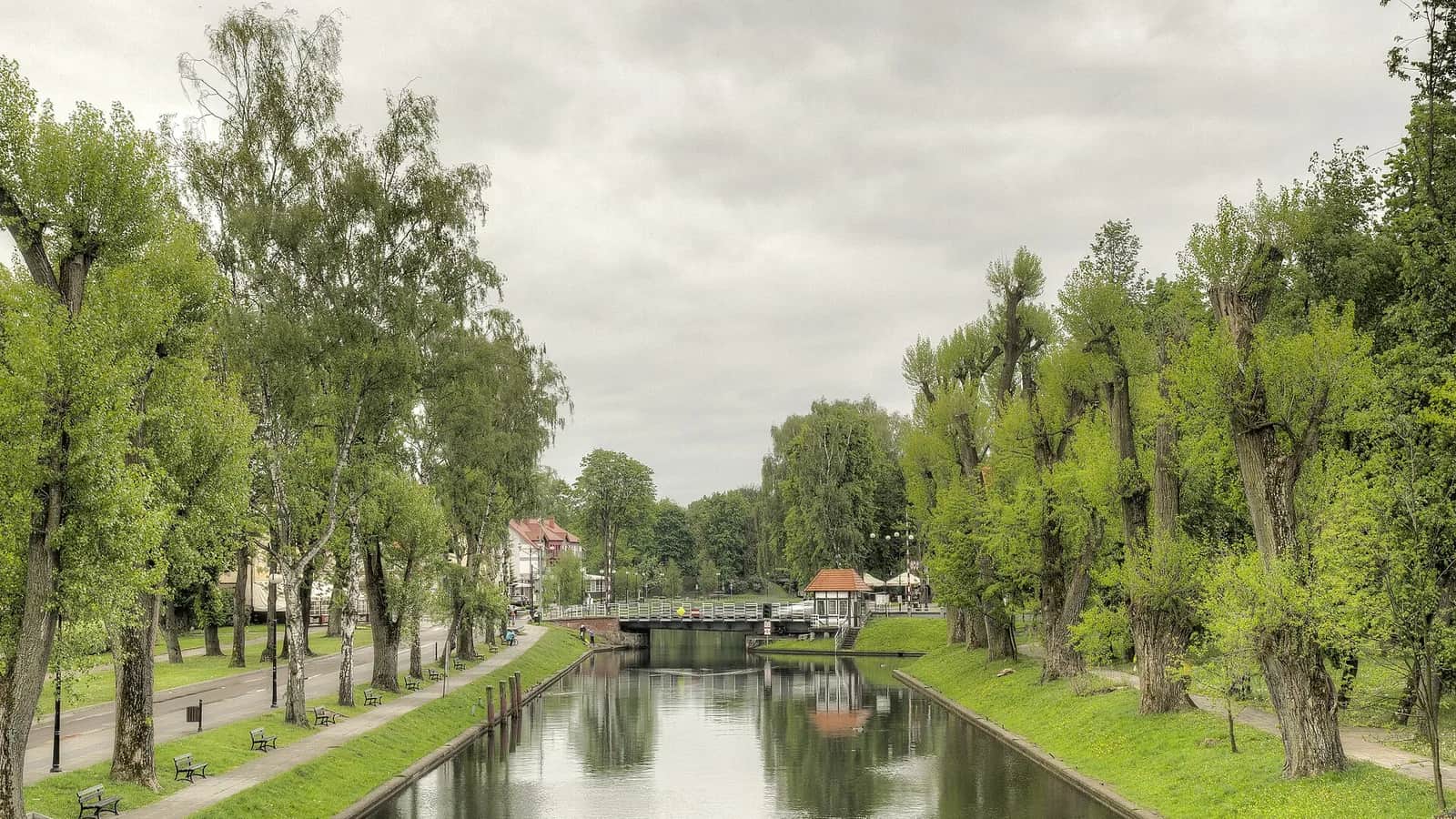 Oznakowanie szlaku żeglownego na Mazurach: jak czytać boje, pławy i znaki